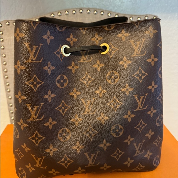 Gently Used Authentic Louis Vuitton Neo Noe MM in Monogram Black. - Picture 2 of 9